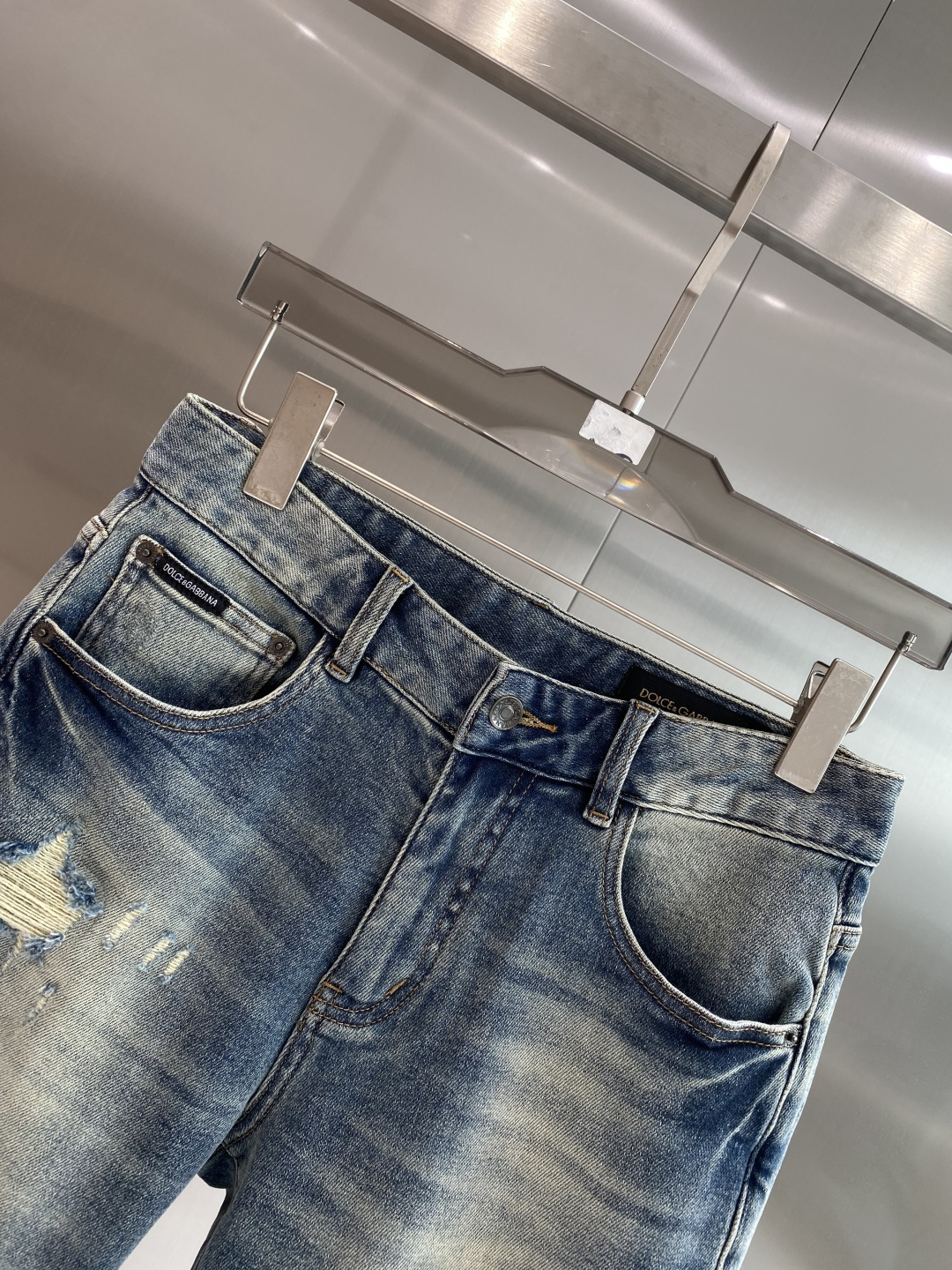 《𝙉𝙚𝙬🤍🖤DG家》2026牛仔短裤， 牛仔搭配经典图案，复古又时髦，金属纽扣和口袋设计，细节感满满。版