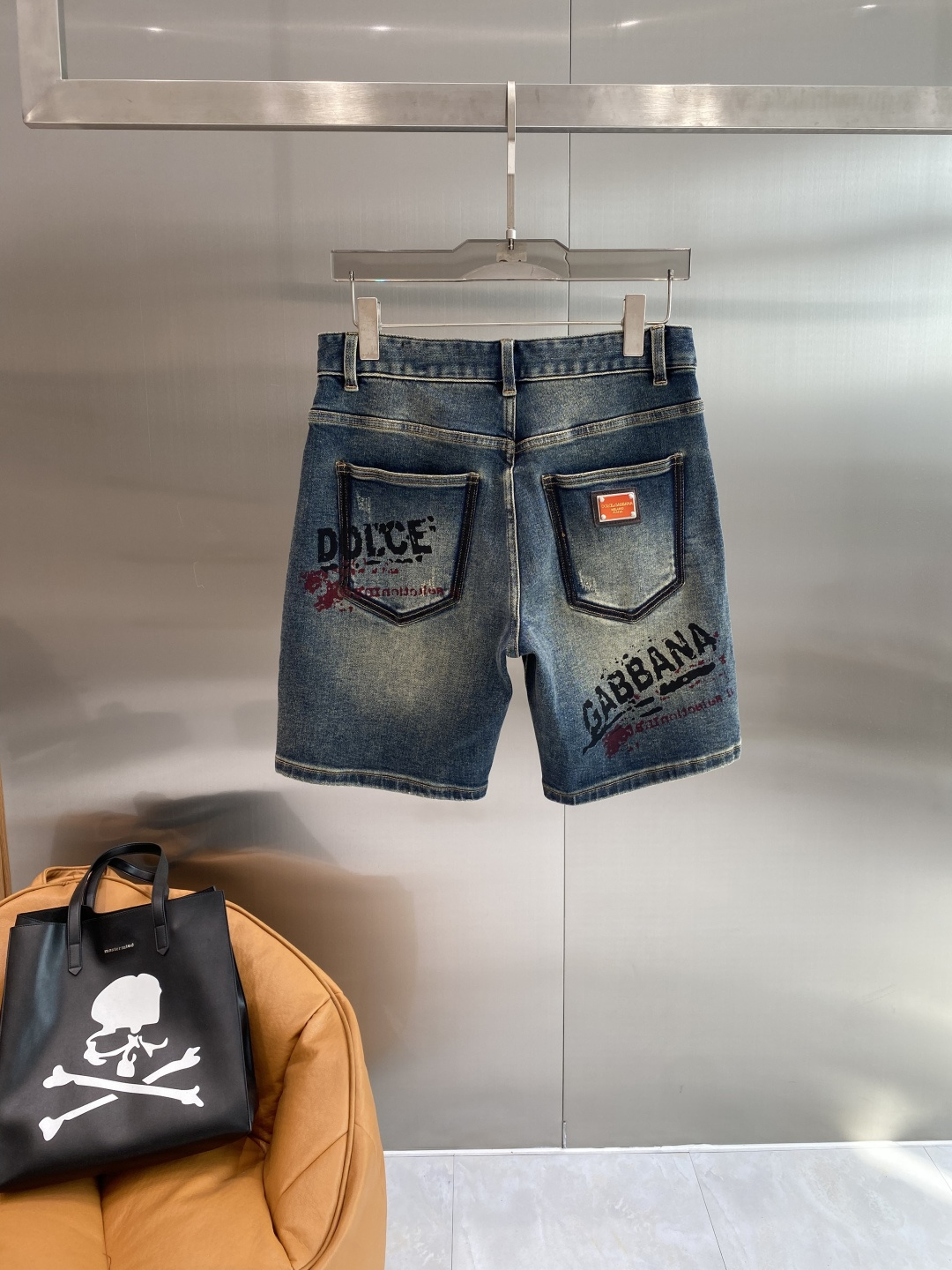 《𝙉𝙚𝙬🤍🖤DG家》2026牛仔短裤， 牛仔搭配经典图案，复古又时髦，金属纽扣和口袋设计，细节感满满。版