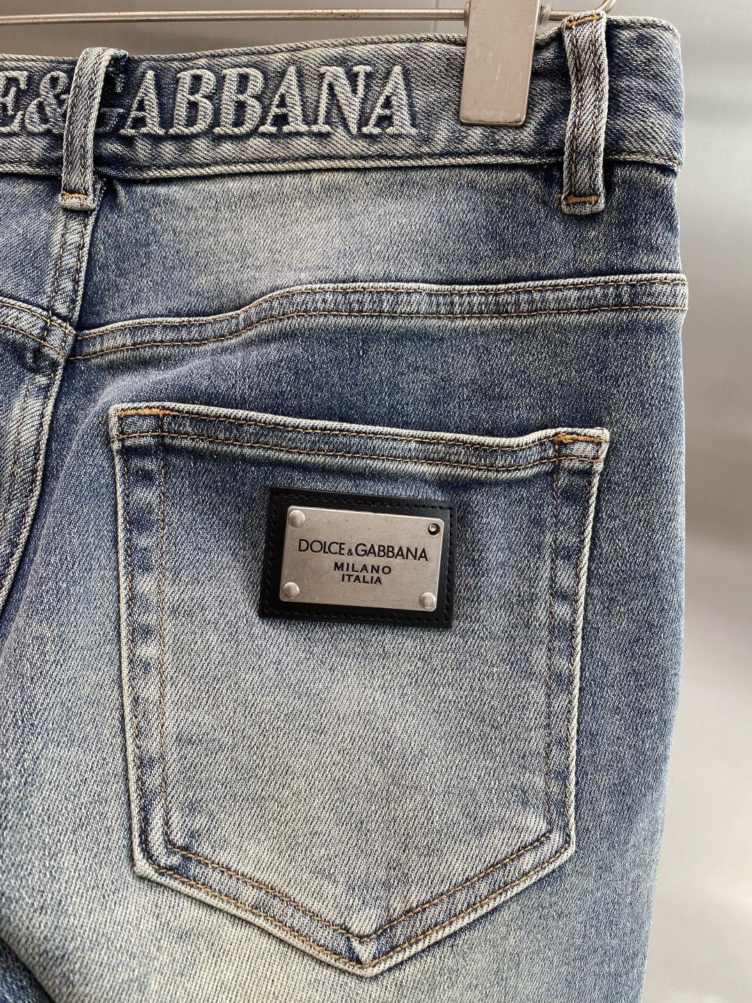 《𝙉𝙚𝙬🤍🖤DG家》2026牛仔短裤， 牛仔搭配经典图案，复古又时髦，金属纽扣和口袋设计，细节感满满。版