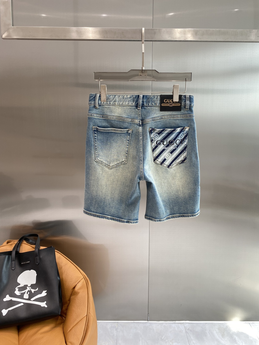《𝙉𝙚𝙬🖤❤️古家》2026牛仔短裤， 牛仔搭配经典图案，复古又时髦，金属纽扣和口袋设计，细节感满满。版