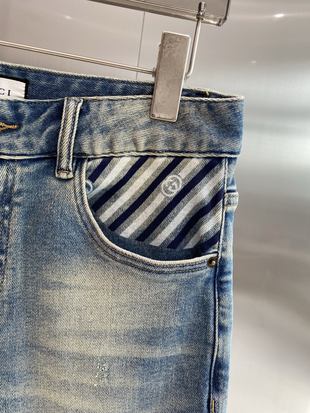 《𝙉𝙚𝙬🖤❤️古家》2026牛仔短裤， 牛仔搭配经典图案，复古又时髦，金属纽扣和口袋设计，细节感满满。版