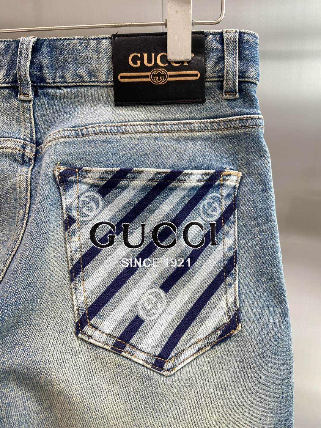 《𝙉𝙚𝙬🖤❤️古家》2026牛仔短裤， 牛仔搭配经典图案，复古又时髦，金属纽扣和口袋设计，细节感满满。版