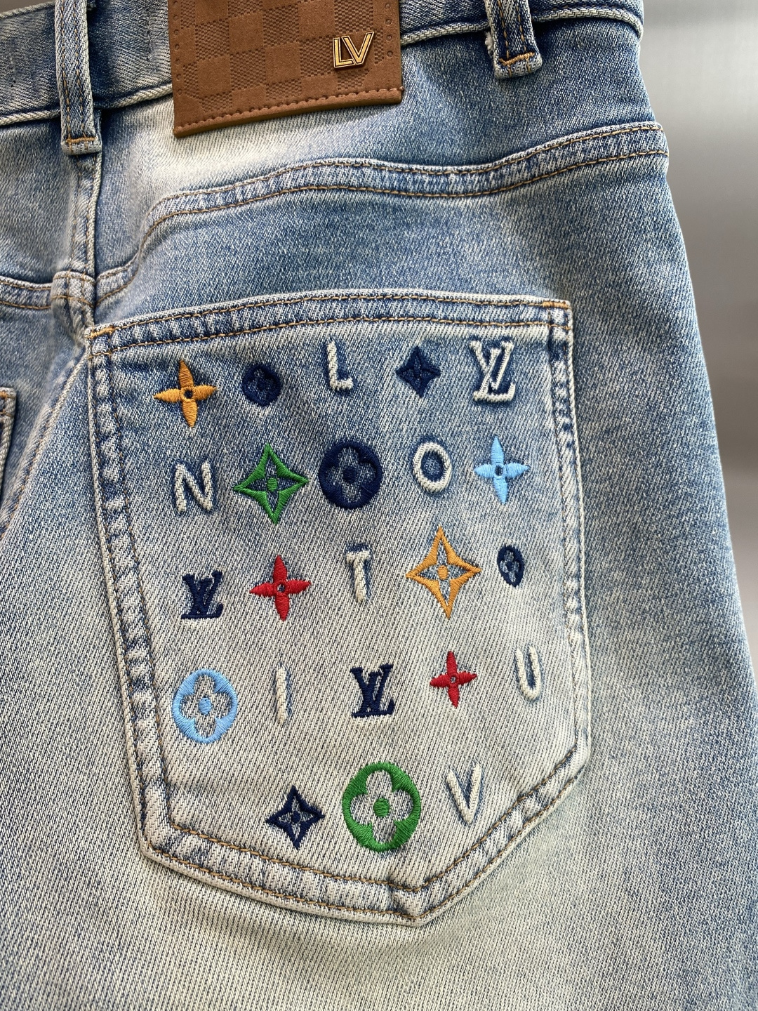 《𝙉𝙚𝙬🖤❤️驴家》2026牛仔短裤， 牛仔搭配经典图案，复古又时髦，金属纽扣和口袋设计，细节感满满。版