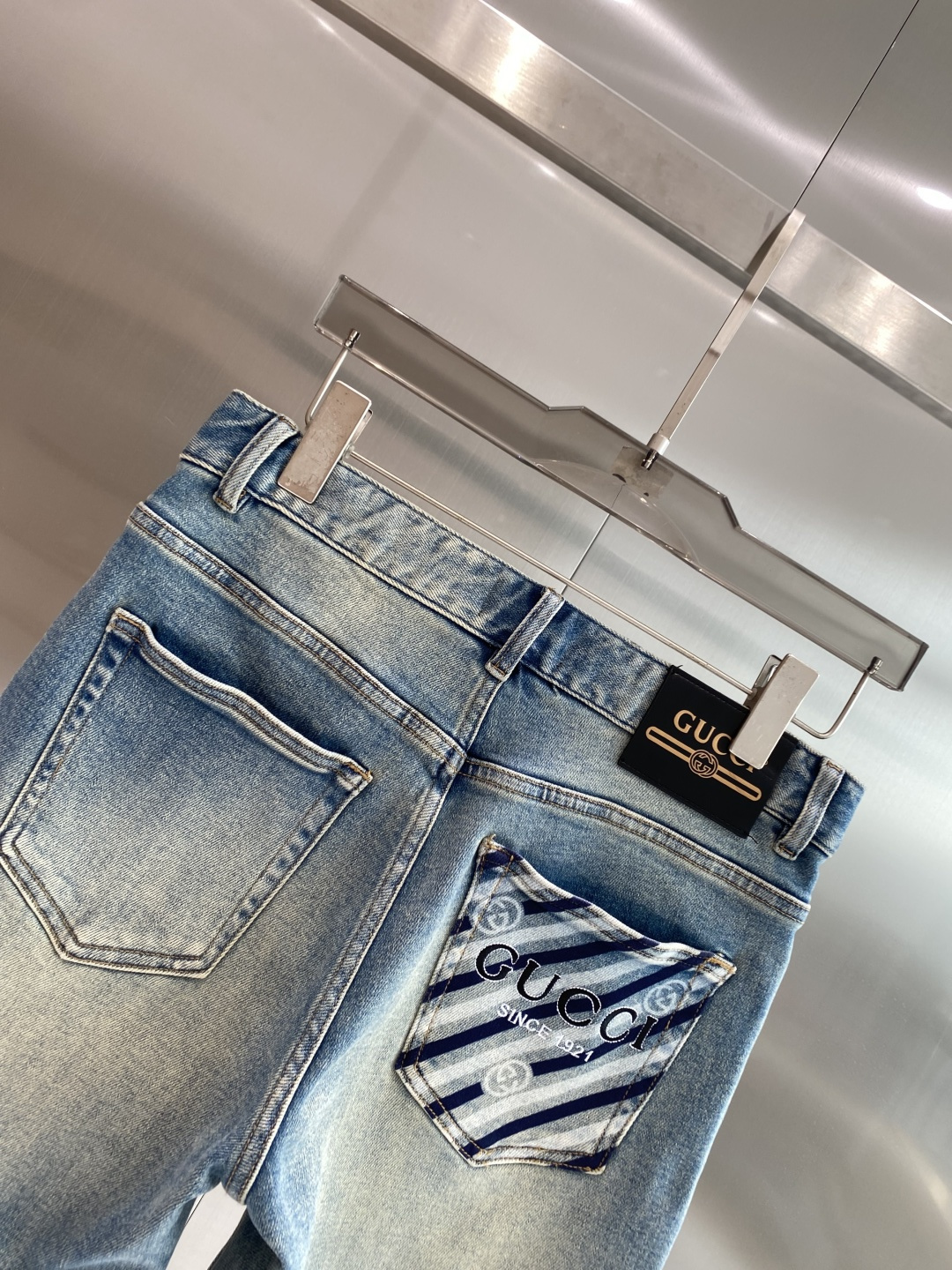 《𝙉𝙚𝙬🖤❤️古家》2026牛仔短裤， 牛仔搭配经典图案，复古又时髦，金属纽扣和口袋设计，细节感满满。版