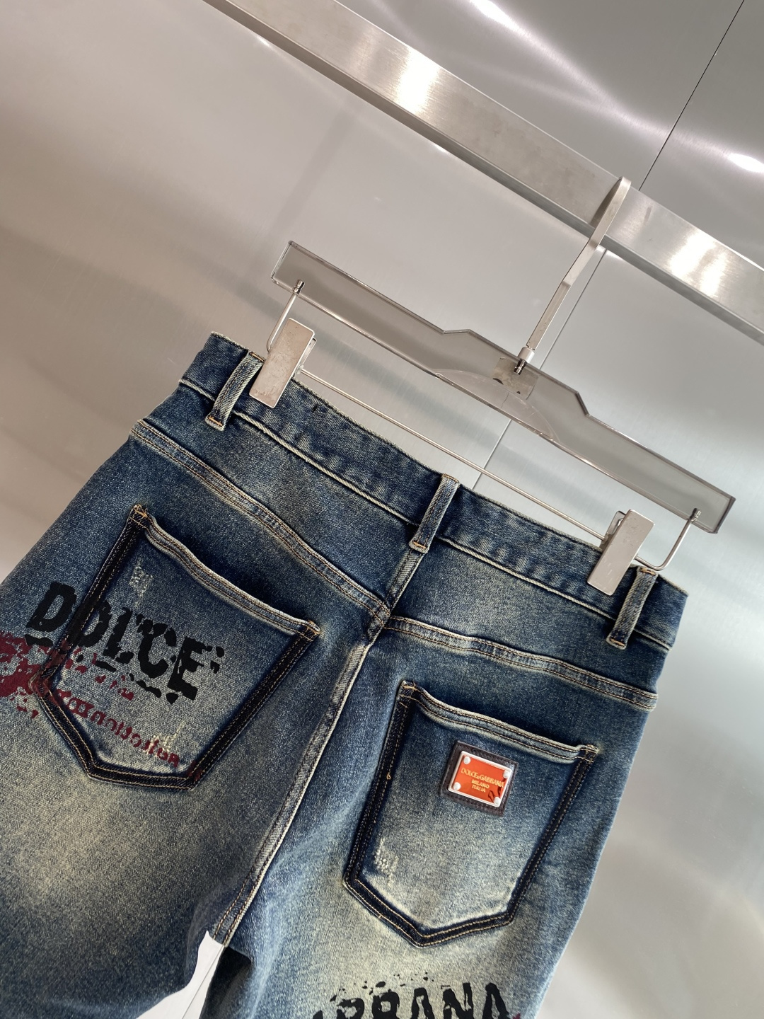 《𝙉𝙚𝙬🤍🖤DG家》2026牛仔短裤， 牛仔搭配经典图案，复古又时髦，金属纽扣和口袋设计，细节感满满。版