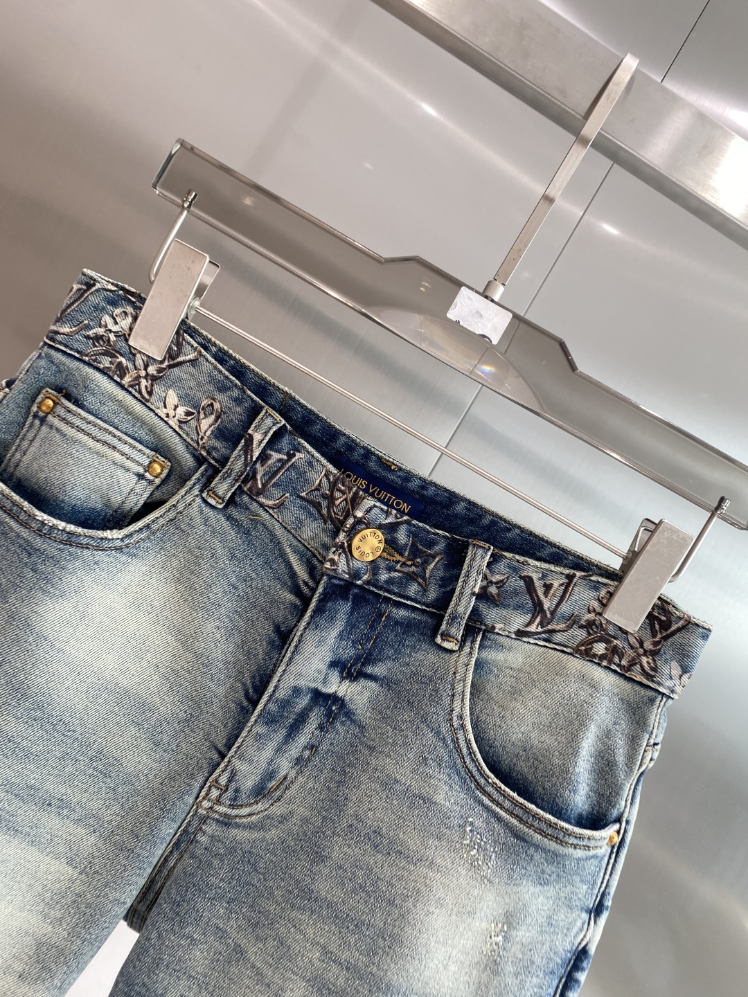 《𝙉𝙚𝙬🖤❤️驴家》26SS新款 牛仔短裤，高端版本！专柜定制面料 透气舒适度高，细节无可挑剔，品牌元素