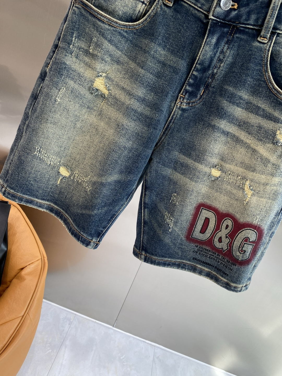 《𝙉𝙚𝙬🤍🖤DG家》2026牛仔短裤， 牛仔搭配经典图案，复古又时髦，金属纽扣和口袋设计，细节感满满。版