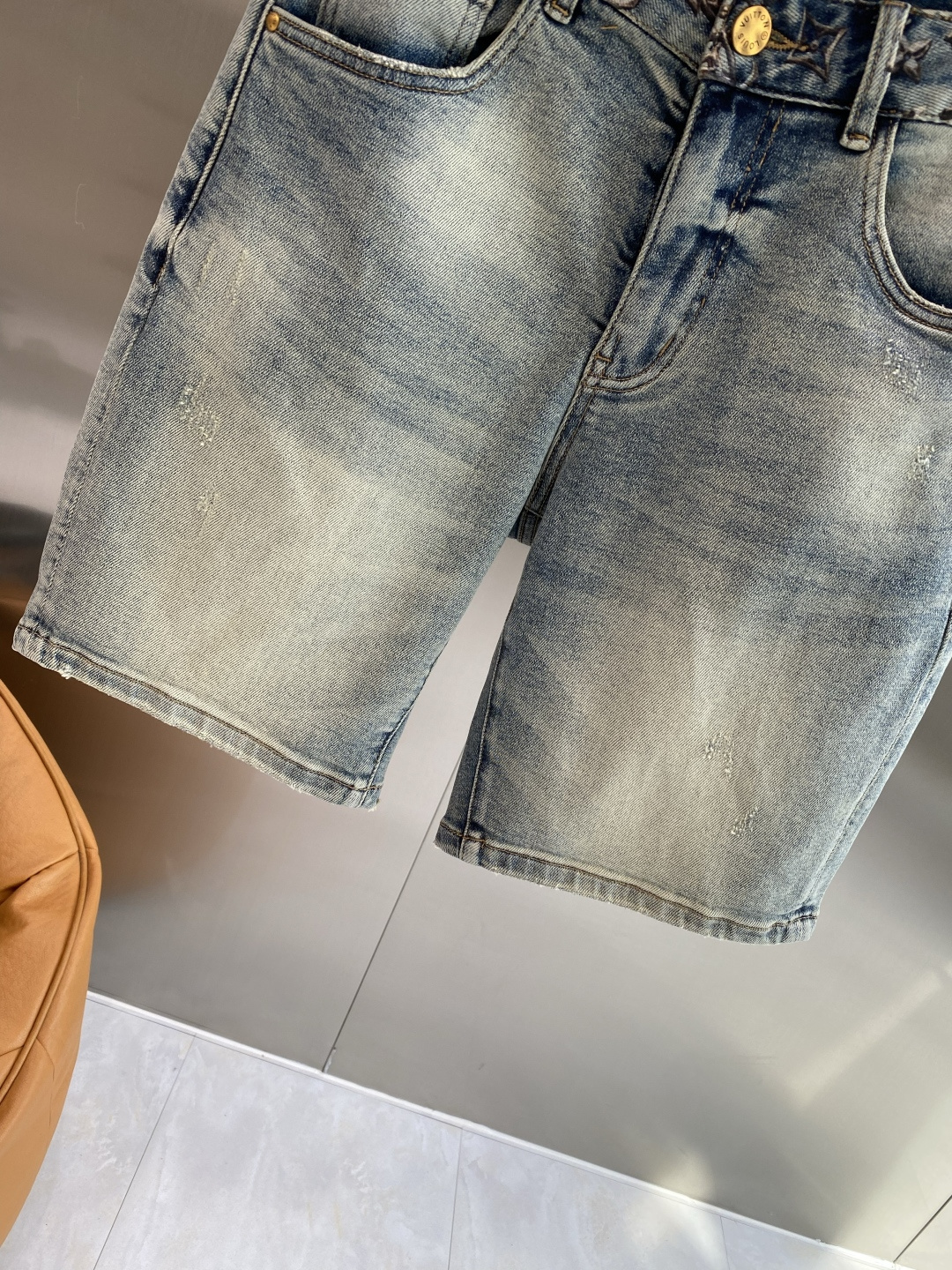 《𝙉𝙚𝙬🖤❤️驴家》26SS新款 牛仔短裤，高端版本！专柜定制面料 透气舒适度高，细节无可挑剔，品牌元素