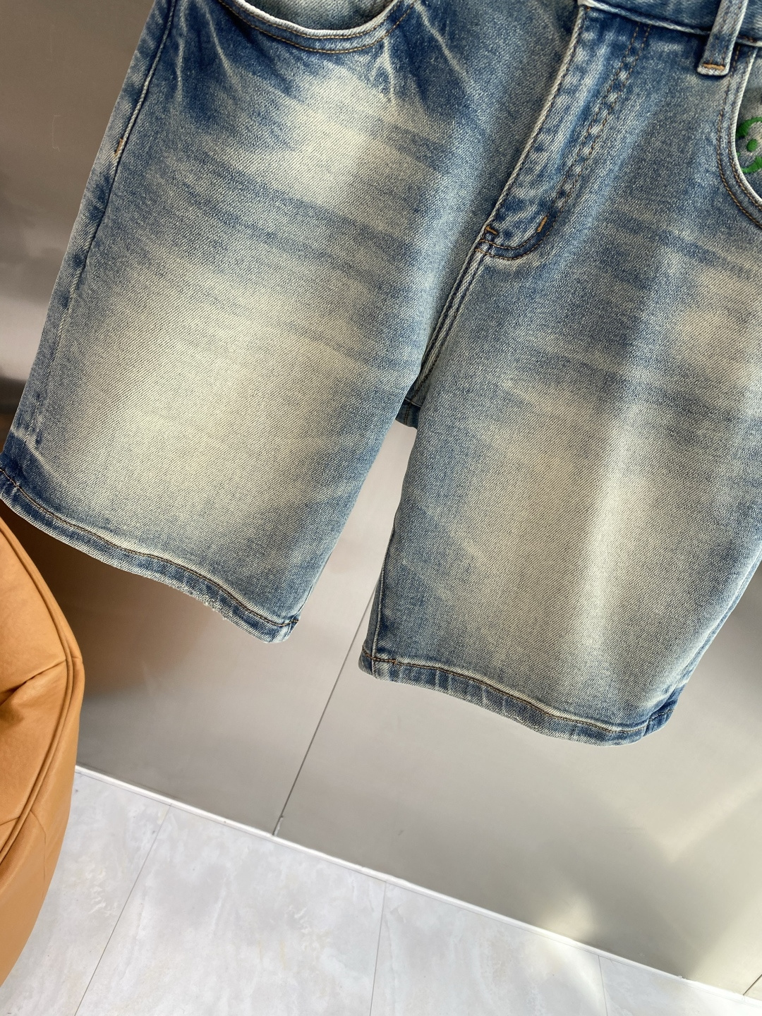 《𝙉𝙚𝙬🖤❤️驴家》2026牛仔短裤， 牛仔搭配经典图案，复古又时髦，金属纽扣和口袋设计，细节感满满。版