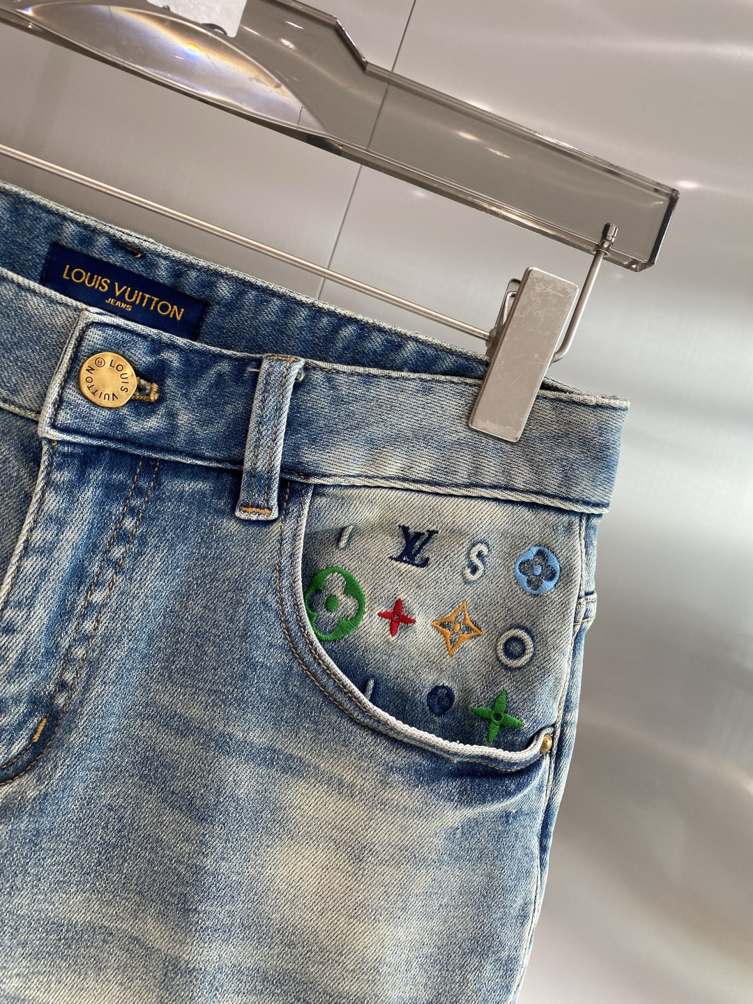 《𝙉𝙚𝙬🖤❤️驴家》2026牛仔短裤， 牛仔搭配经典图案，复古又时髦，金属纽扣和口袋设计，细节感满满。版