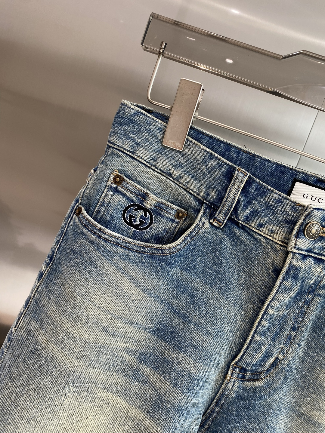 《𝙉𝙚𝙬🖤❤️古家》2026牛仔短裤， 牛仔搭配经典图案，复古又时髦，金属纽扣和口袋设计，细节感满满。版