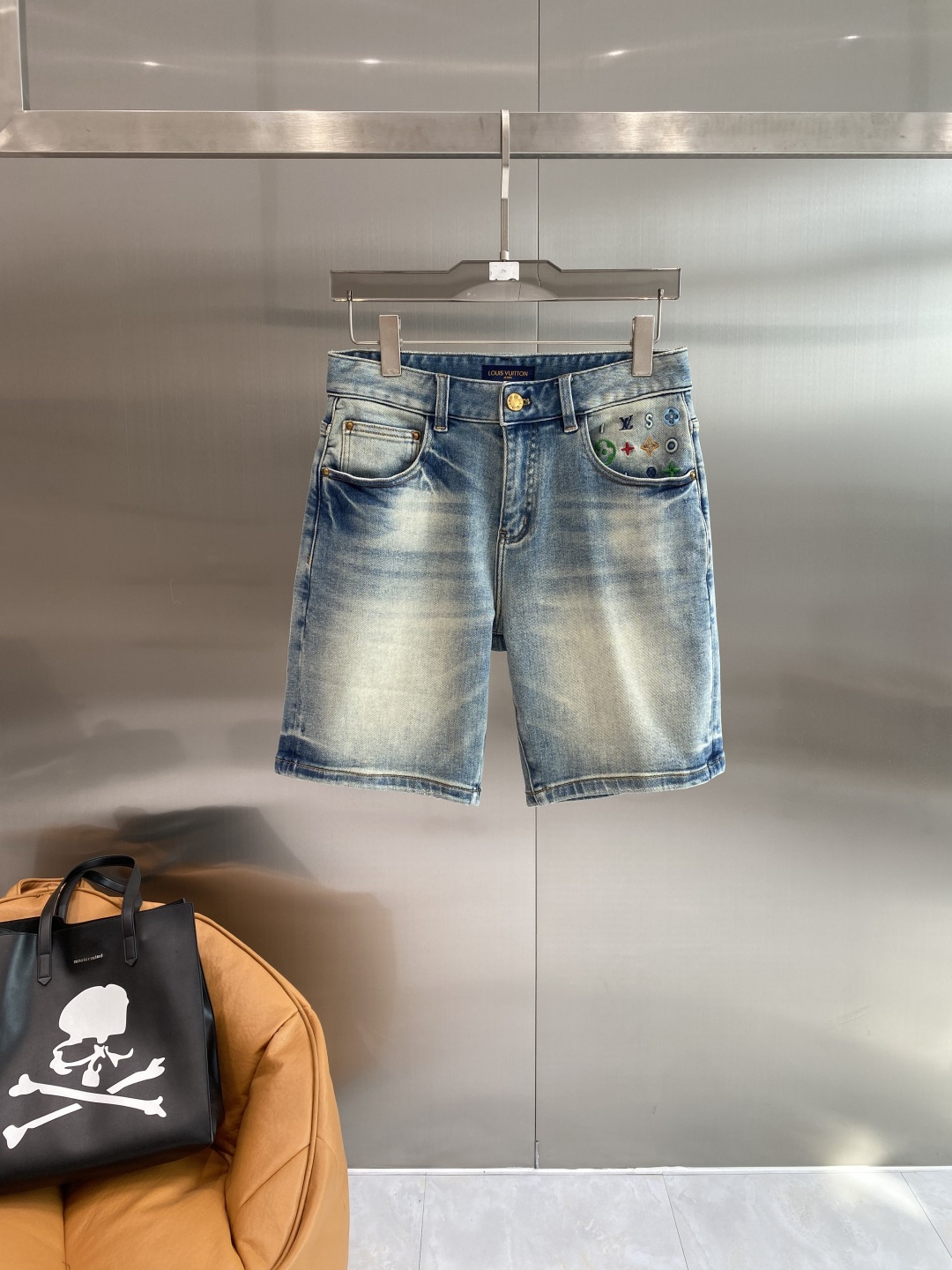 《𝙉𝙚𝙬🖤❤️驴家》2026牛仔短裤， 牛仔搭配经典图案，复古又时髦，金属纽扣和口袋设计，细节感满满。版