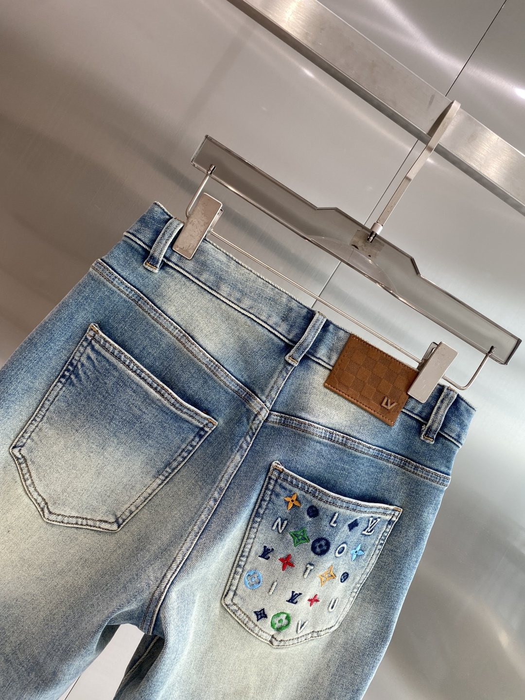 《𝙉𝙚𝙬🖤❤️驴家》2026牛仔短裤， 牛仔搭配经典图案，复古又时髦，金属纽扣和口袋设计，细节感满满。版