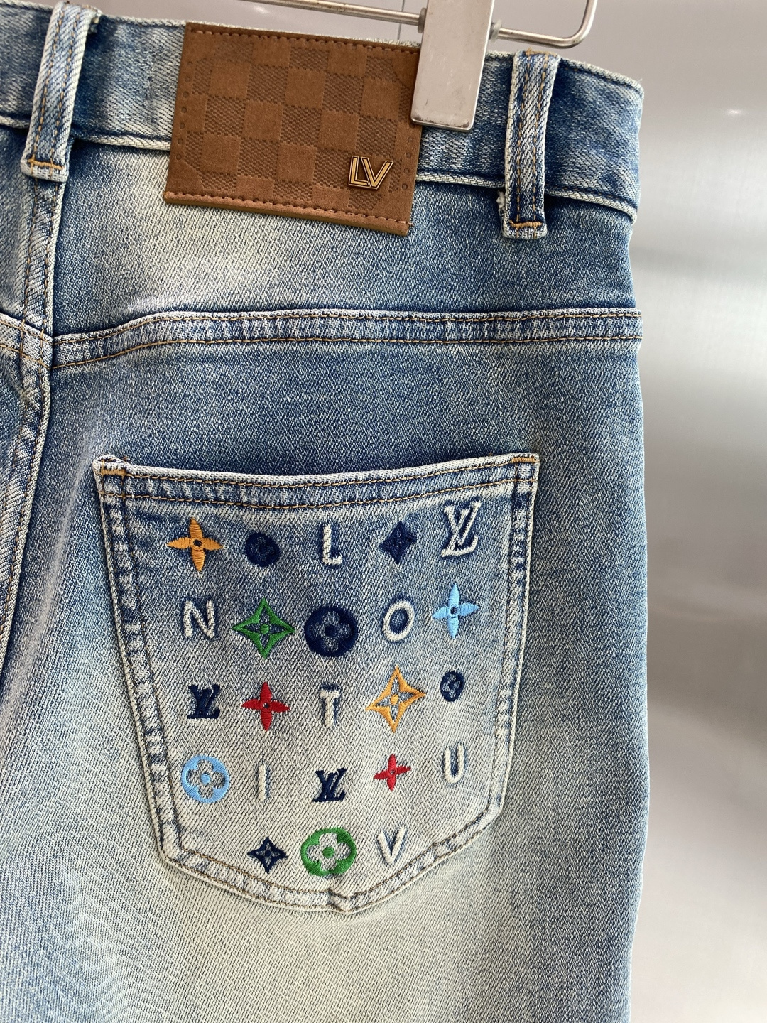 《𝙉𝙚𝙬🖤❤️驴家》2026牛仔短裤， 牛仔搭配经典图案，复古又时髦，金属纽扣和口袋设计，细节感满满。版