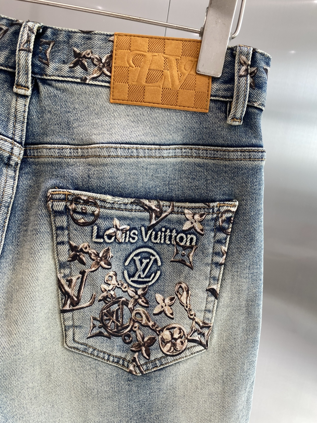 《𝙉𝙚𝙬🖤❤️驴家》26SS新款 牛仔短裤，高端版本！专柜定制面料 透气舒适度高，细节无可挑剔，品牌元素