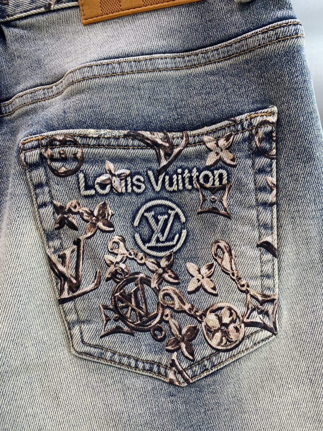 《𝙉𝙚𝙬🖤❤️驴家》26SS新款 牛仔短裤，高端版本！专柜定制面料 透气舒适度高，细节无可挑剔，品牌元素