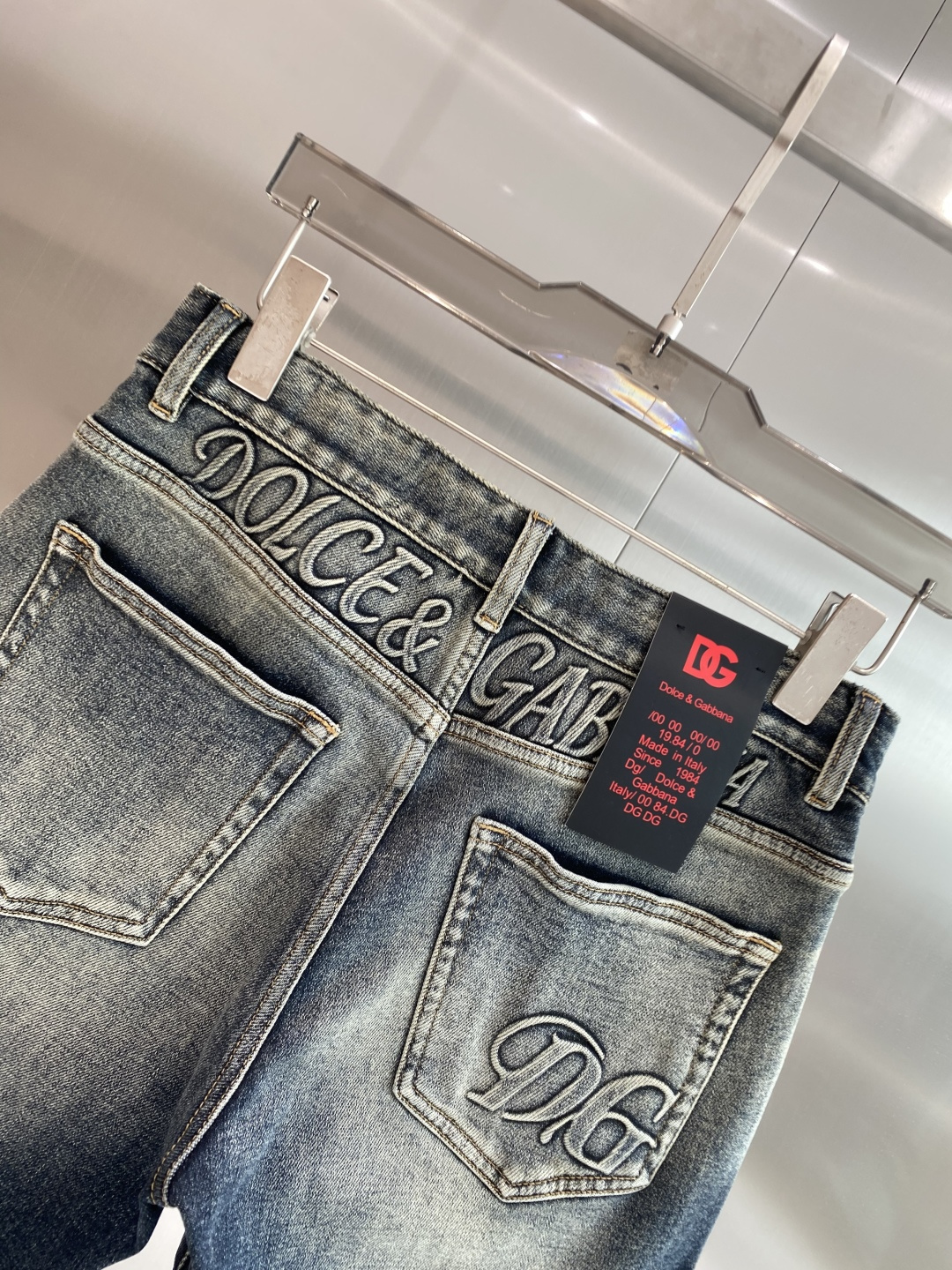 《𝙉𝙚𝙬🖤❤️DG家》26SS新款 牛仔短裤，高端版本！专柜定制面料 透气舒适度高，细节无可挑剔，品牌元