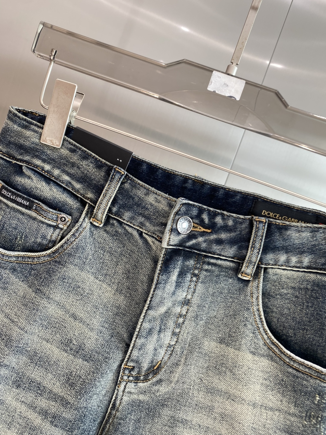 《𝙉𝙚𝙬🖤❤️DG家》26SS新款 牛仔短裤，高端版本！专柜定制面料 透气舒适度高，细节无可挑剔，品牌元