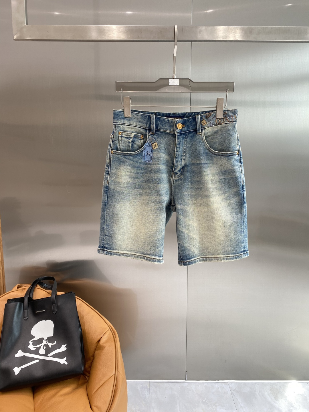 《𝙉𝙚𝙬🖤❤️驴家》26SS新款 牛仔短裤，高端版本！专柜定制面料 透气舒适度高，细节无可挑剔，品牌元素
