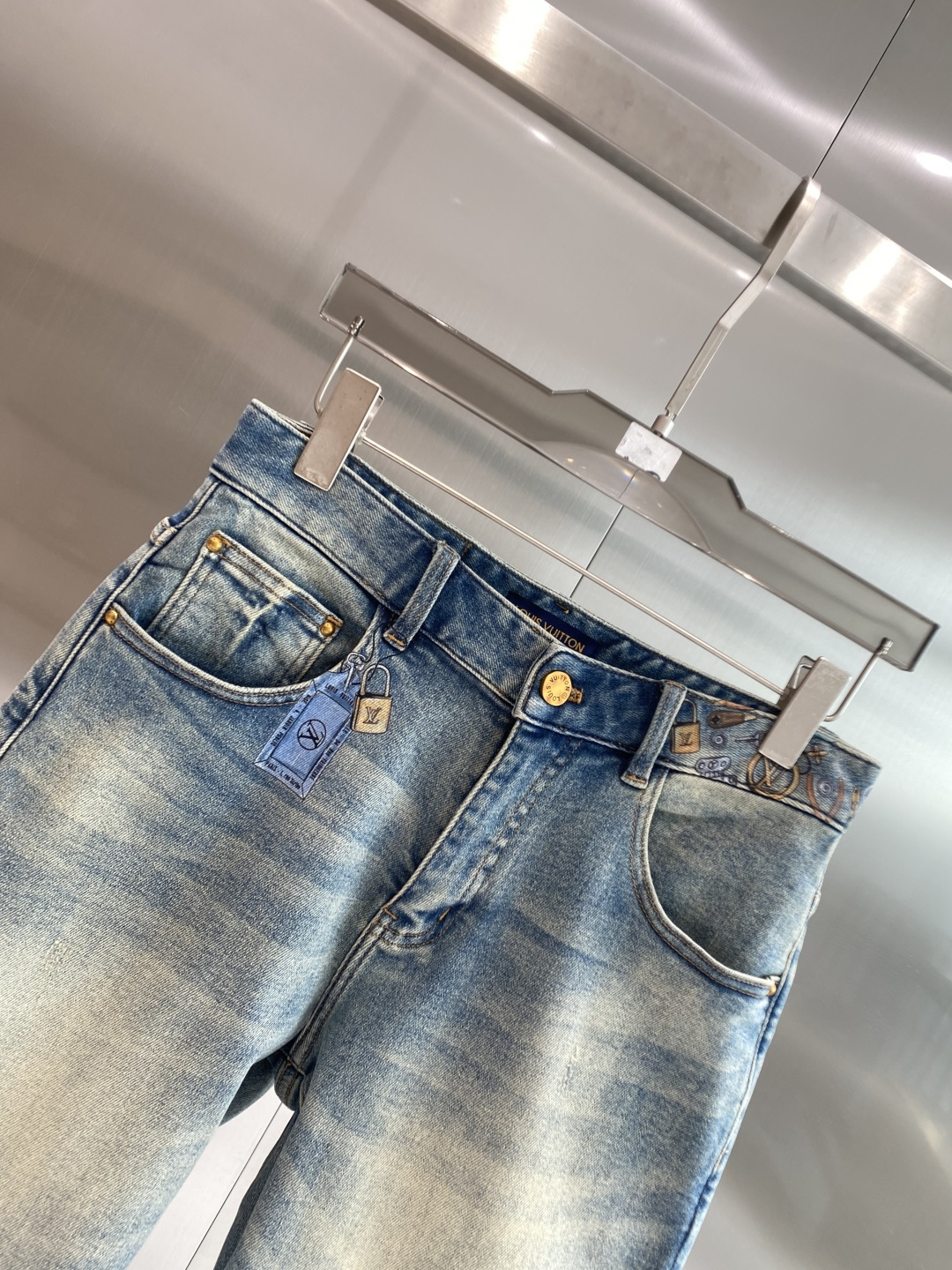 《𝙉𝙚𝙬🖤❤️驴家》26SS新款 牛仔短裤，高端版本！专柜定制面料 透气舒适度高，细节无可挑剔，品牌元素