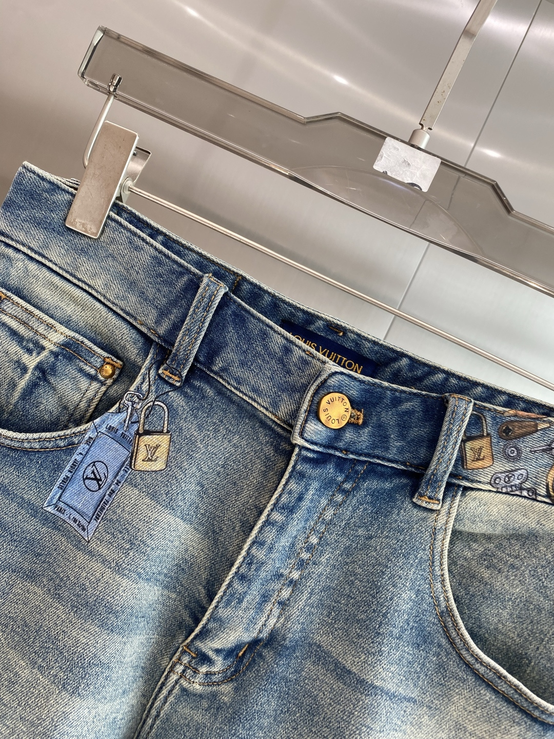 《𝙉𝙚𝙬🖤❤️驴家》26SS新款 牛仔短裤，高端版本！专柜定制面料 透气舒适度高，细节无可挑剔，品牌元素