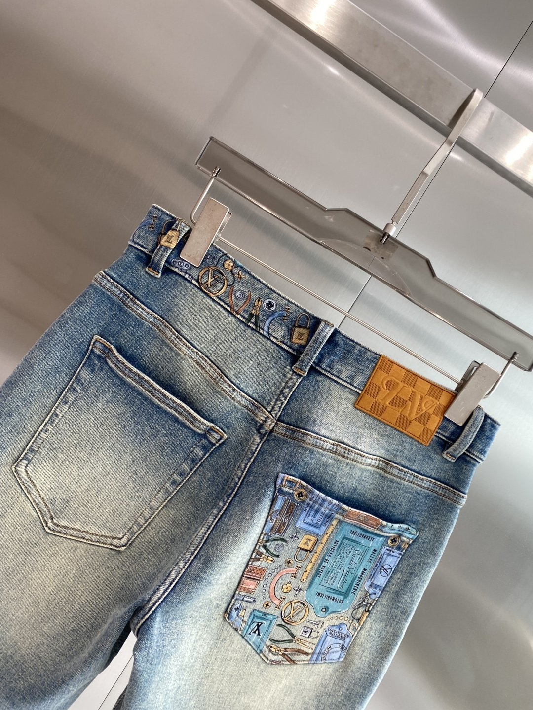 《𝙉𝙚𝙬🖤❤️驴家》26SS新款 牛仔短裤，高端版本！专柜定制面料 透气舒适度高，细节无可挑剔，品牌元素