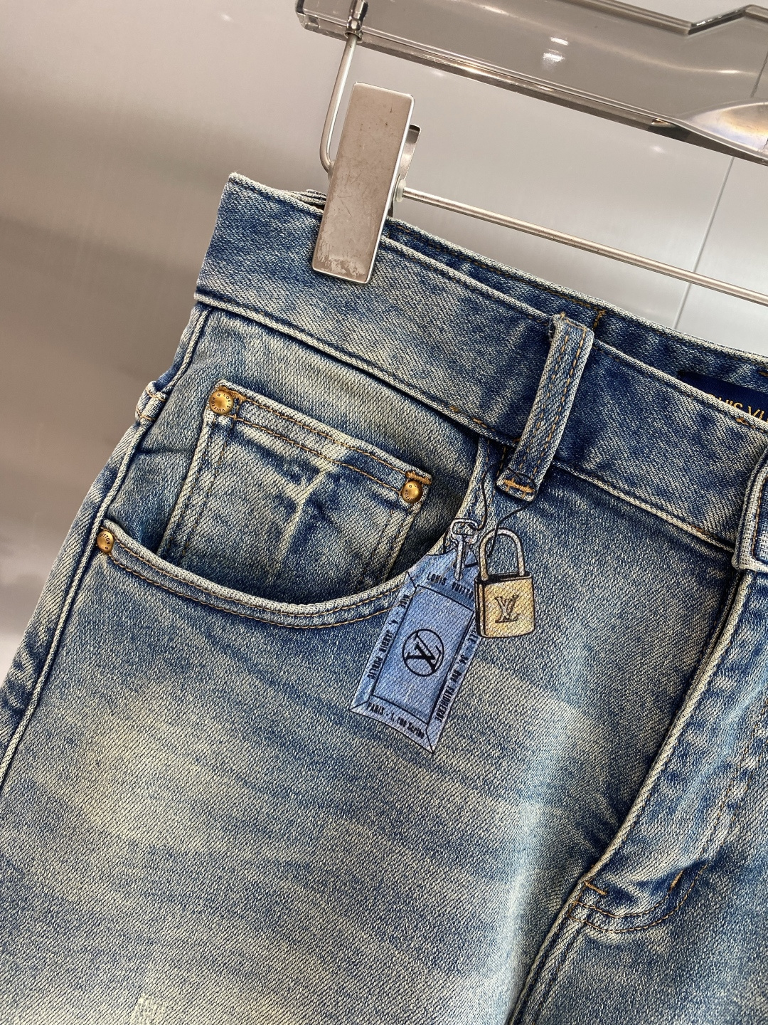 《𝙉𝙚𝙬🖤❤️驴家》26SS新款 牛仔短裤，高端版本！专柜定制面料 透气舒适度高，细节无可挑剔，品牌元素