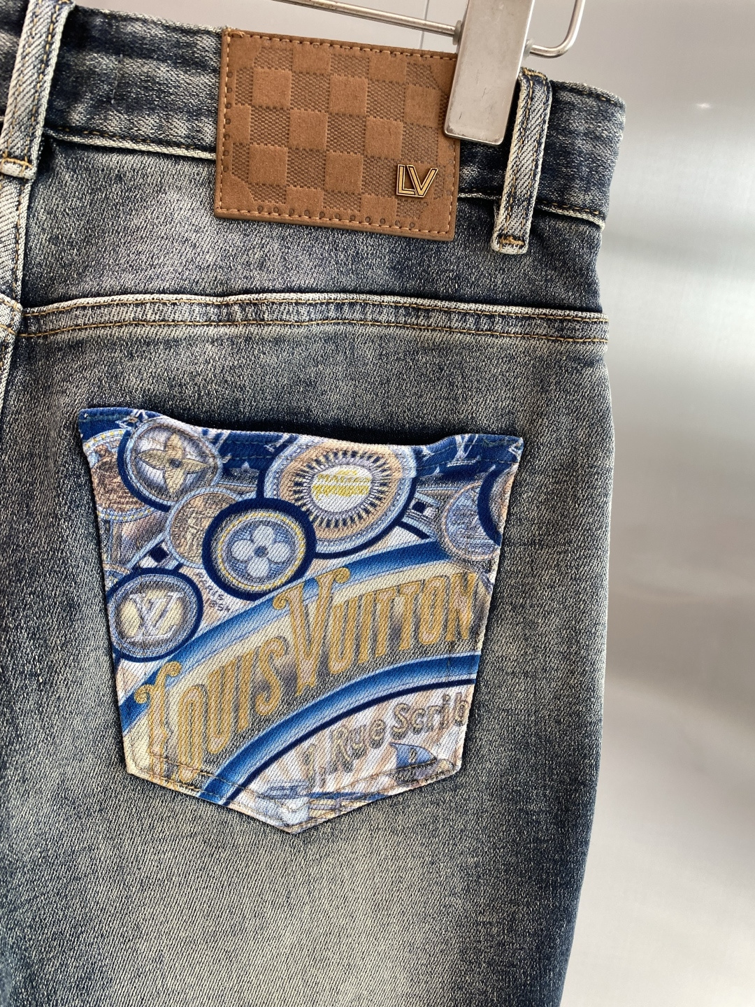 《𝙉𝙚𝙬🖤❤️驴家》26SS新款 牛仔短裤，高端版本！专柜定制面料 透气舒适度高，细节无可挑剔，品牌元素