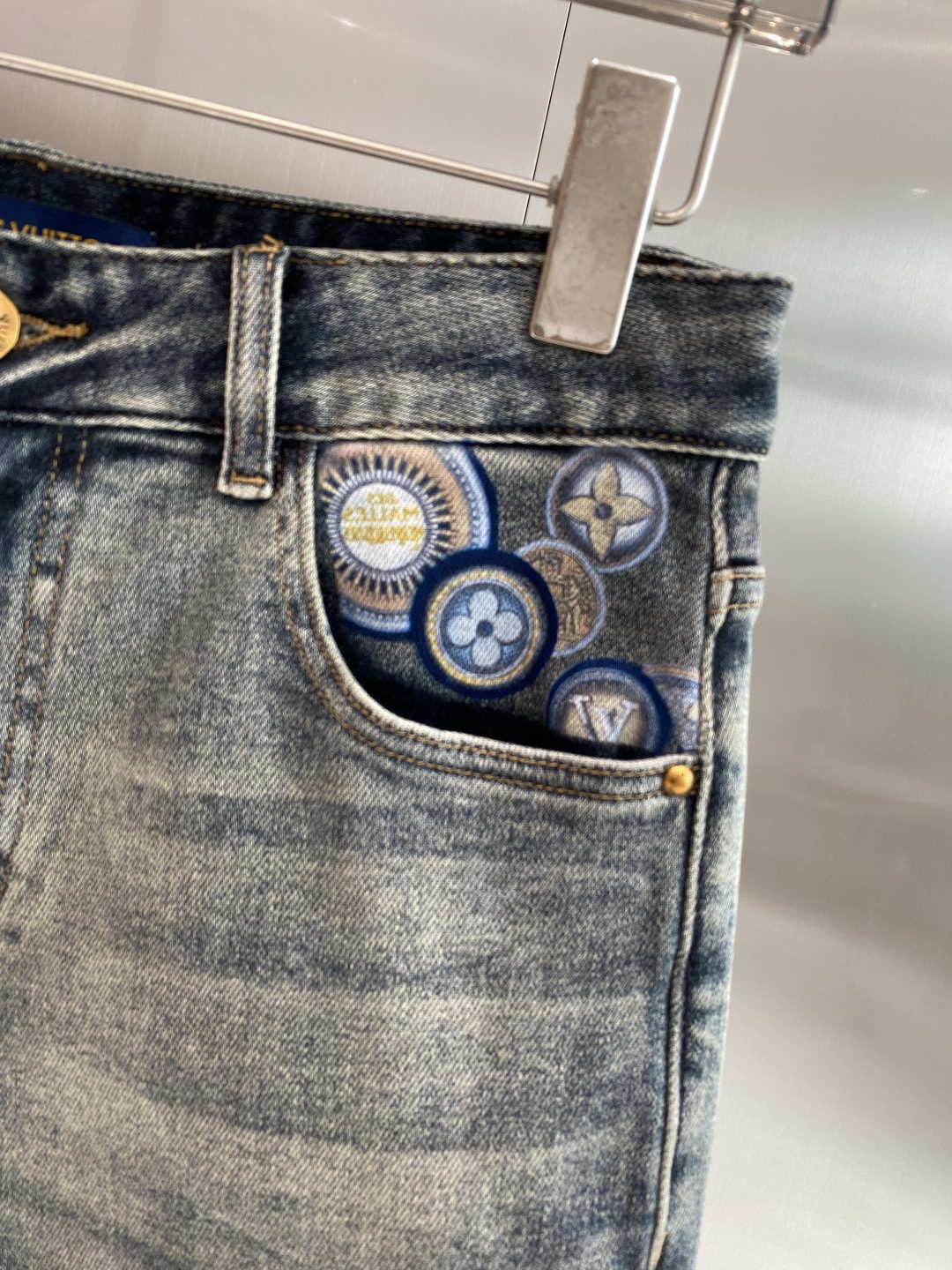 《𝙉𝙚𝙬🖤❤️驴家》26SS新款 牛仔短裤，高端版本！专柜定制面料 透气舒适度高，细节无可挑剔，品牌元素