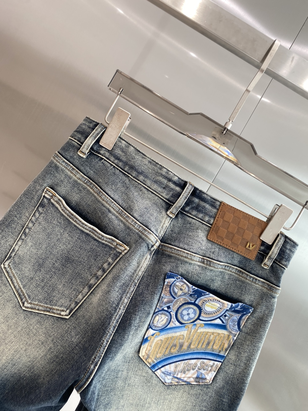 《𝙉𝙚𝙬🖤❤️驴家》26SS新款 牛仔短裤，高端版本！专柜定制面料 透气舒适度高，细节无可挑剔，品牌元素