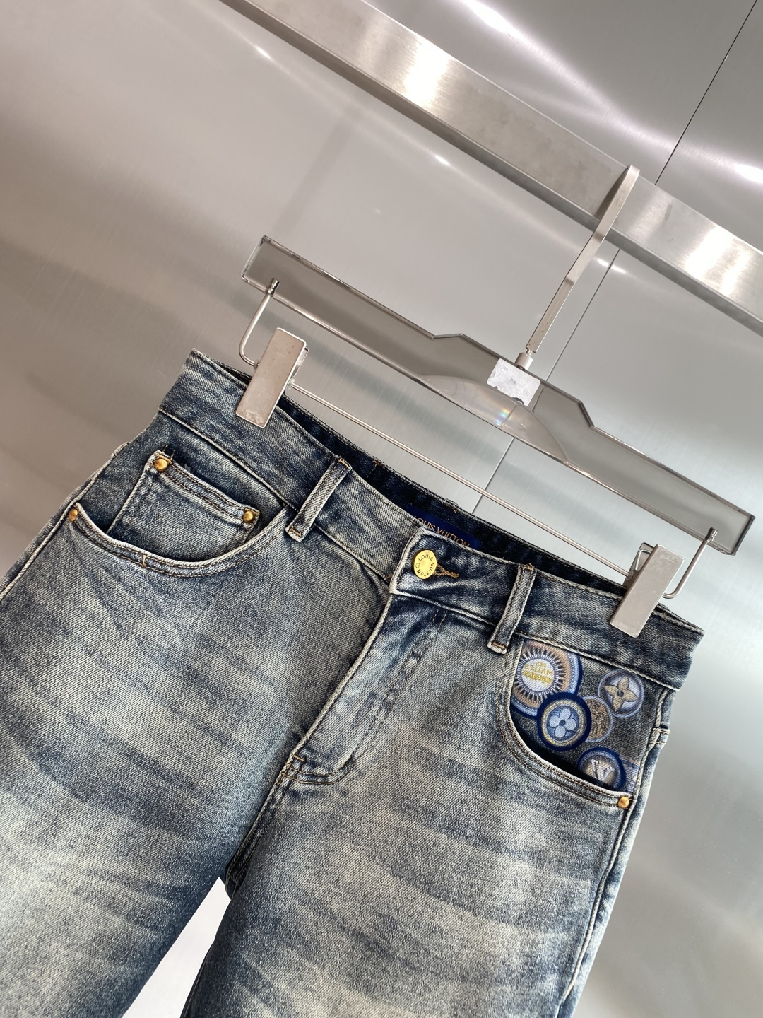 《𝙉𝙚𝙬🖤❤️驴家》26SS新款 牛仔短裤，高端版本！专柜定制面料 透气舒适度高，细节无可挑剔，品牌元素