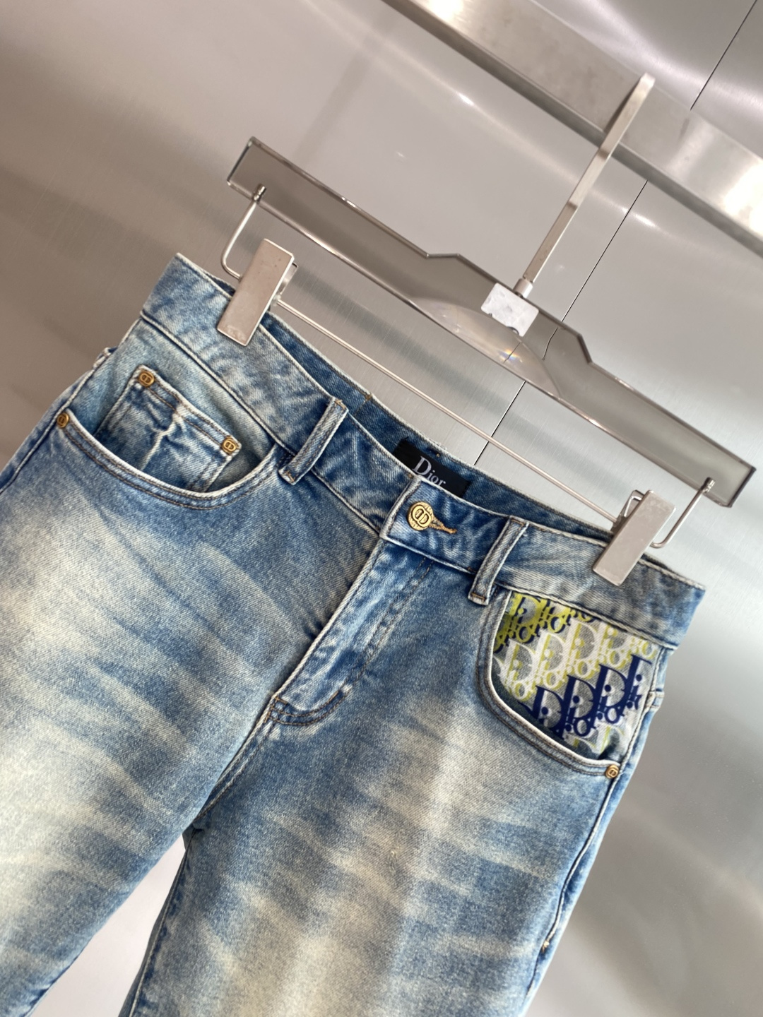 《𝙉𝙚𝙬🖤❤️迪家》26SS新款 牛仔短裤，高端版本！专柜定制面料 透气舒适度高，细节无可挑剔，品牌元素