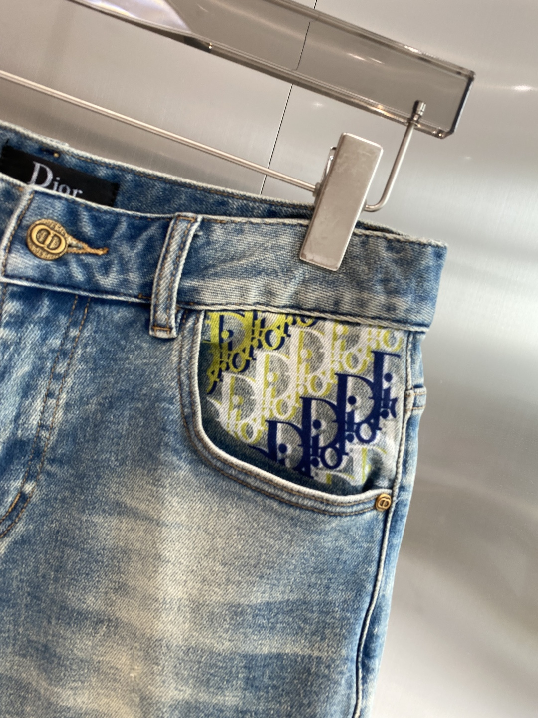 《𝙉𝙚𝙬🖤❤️迪家》26SS新款 牛仔短裤，高端版本！专柜定制面料 透气舒适度高，细节无可挑剔，品牌元素