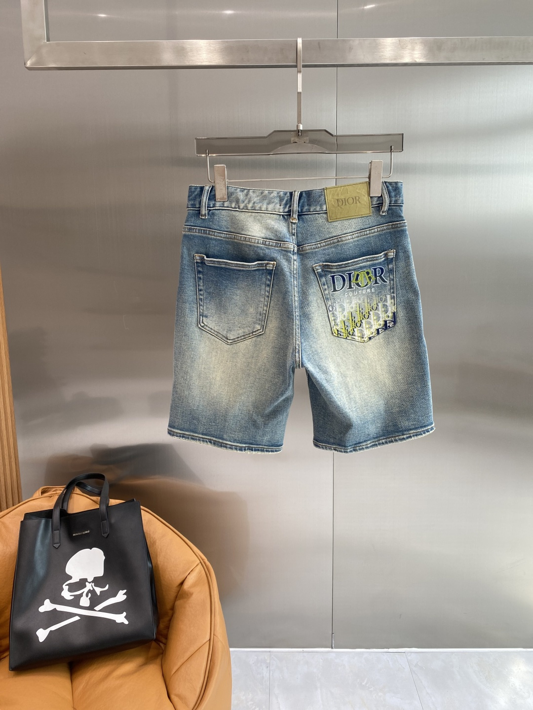 《𝙉𝙚𝙬🖤❤️迪家》26SS新款 牛仔短裤，高端版本！专柜定制面料 透气舒适度高，细节无可挑剔，品牌元素