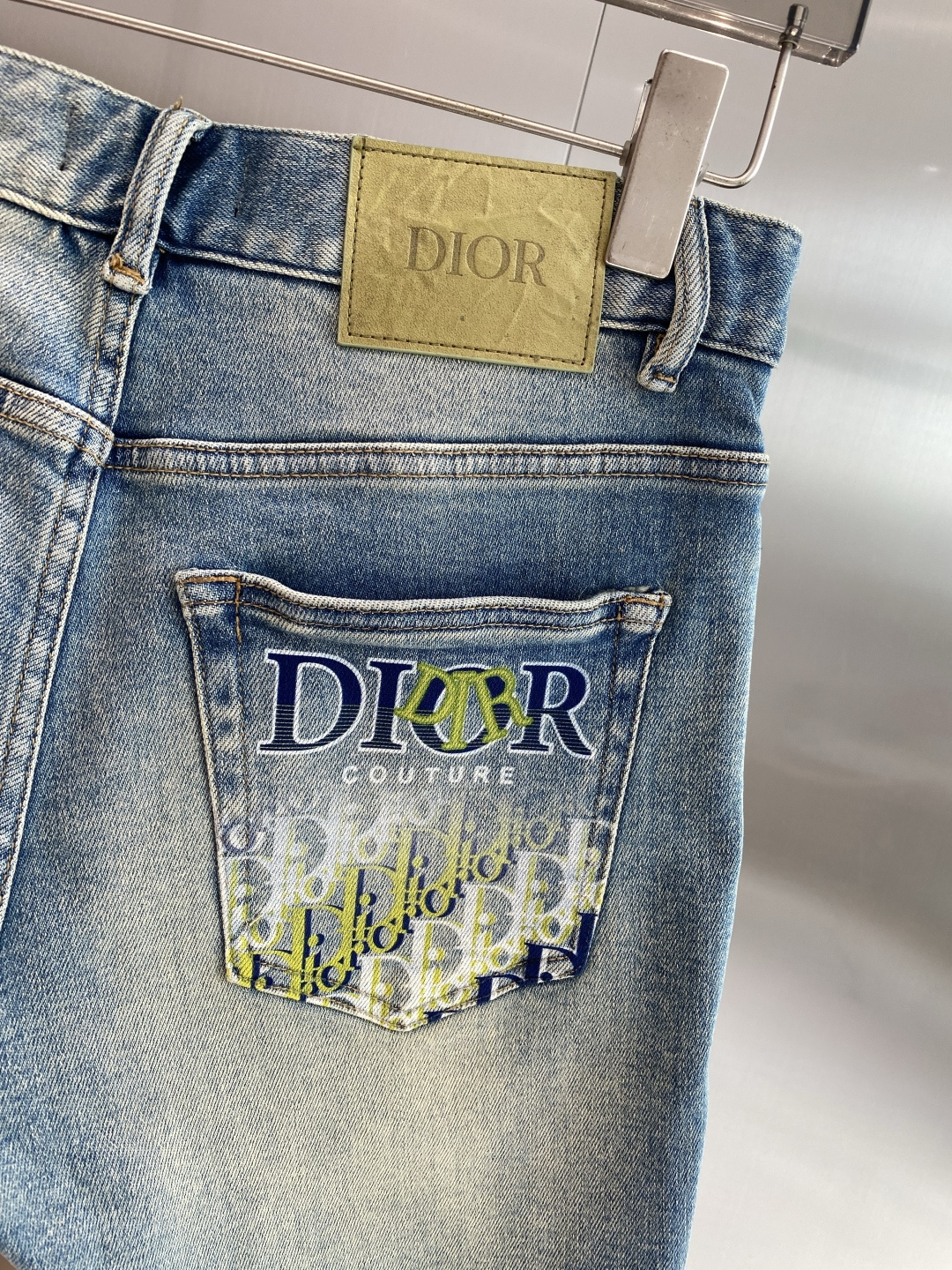 《𝙉𝙚𝙬🖤❤️迪家》26SS新款 牛仔短裤，高端版本！专柜定制面料 透气舒适度高，细节无可挑剔，品牌元素