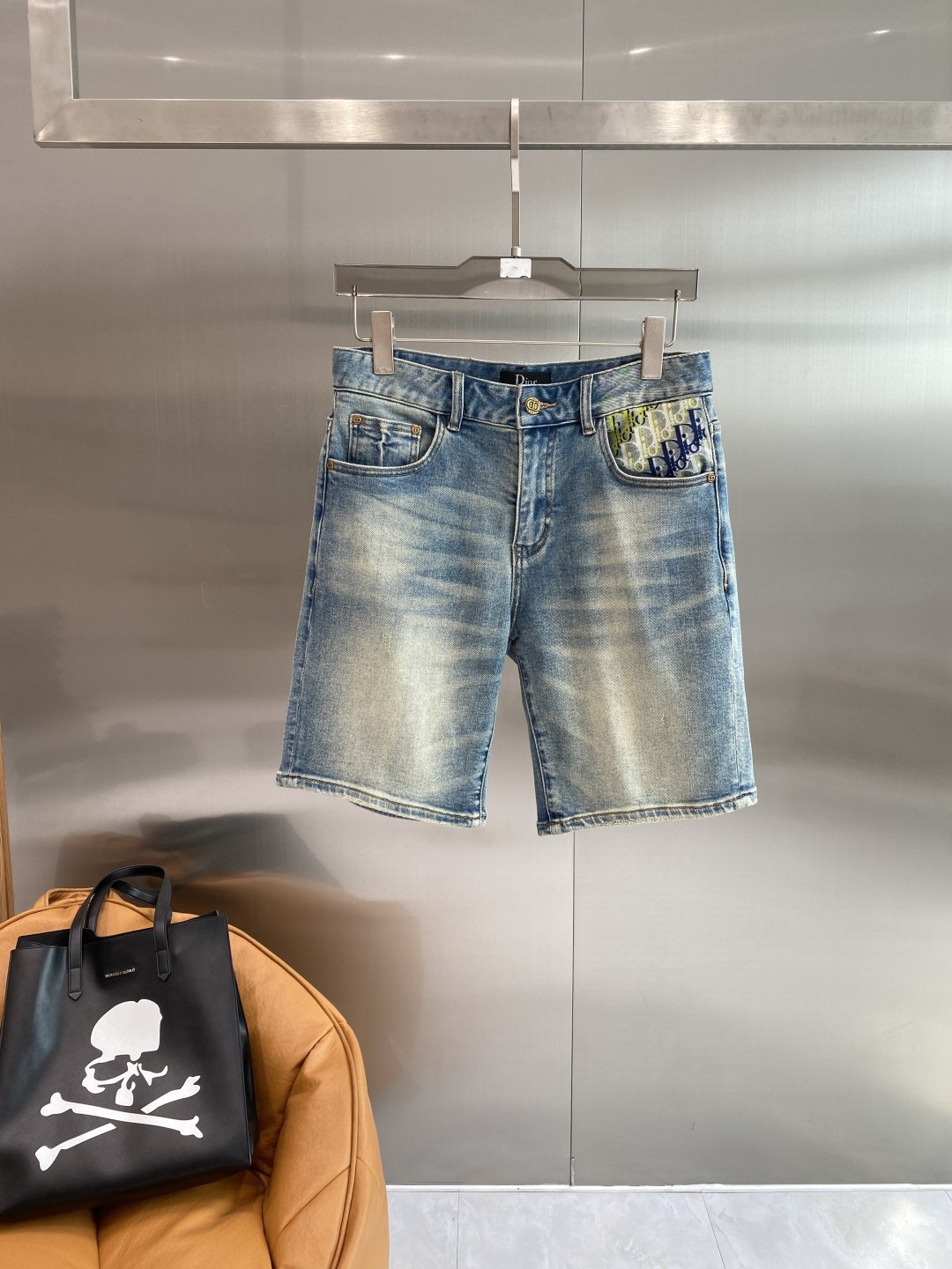 《𝙉𝙚𝙬🖤❤️迪家》26SS新款 牛仔短裤，高端版本！专柜定制面料 透气舒适度高，细节无可挑剔，品牌元素