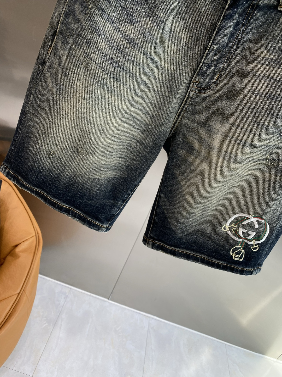《𝙉𝙚𝙬🖤❤️古家》26SS新款 牛仔短裤，高端版本！专柜定制面料 透气舒适度高，细节无可挑剔，品牌元素
