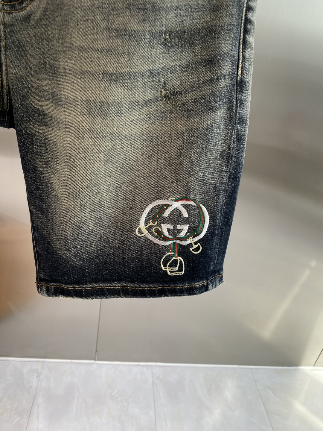 《𝙉𝙚𝙬🖤❤️古家》26SS新款 牛仔短裤，高端版本！专柜定制面料 透气舒适度高，细节无可挑剔，品牌元素