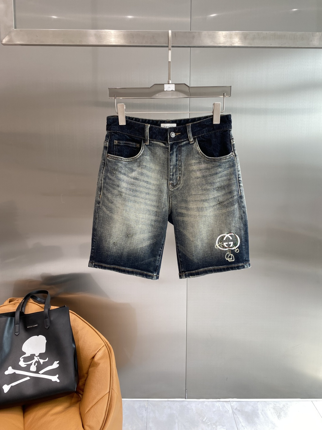 《𝙉𝙚𝙬🖤❤️古家》26SS新款 牛仔短裤，高端版本！专柜定制面料 透气舒适度高，细节无可挑剔，品牌元素