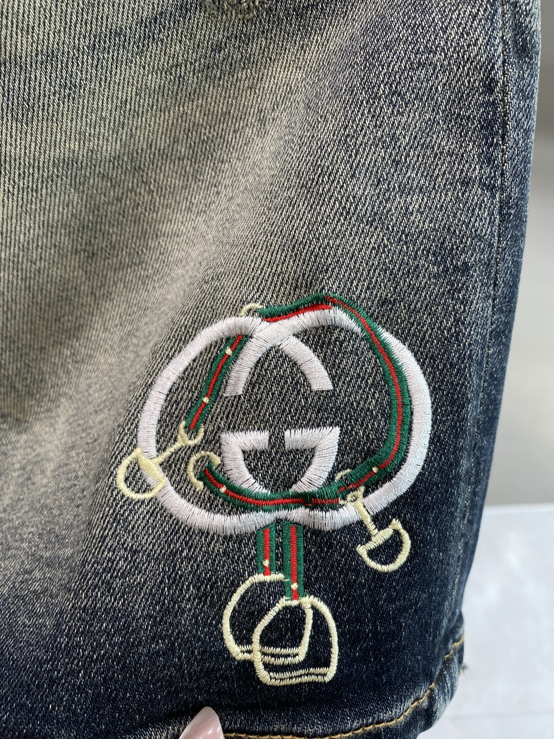 《𝙉𝙚𝙬🖤❤️古家》26SS新款 牛仔短裤，高端版本！专柜定制面料 透气舒适度高，细节无可挑剔，品牌元素