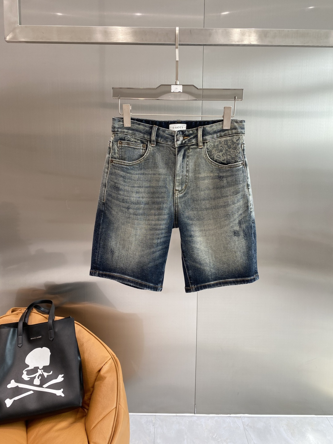 《𝙉𝙚𝙬🖤❤️古家》26SS新款 牛仔短裤，高端版本！专柜定制面料 透气舒适度高，细节无可挑剔，品牌元素