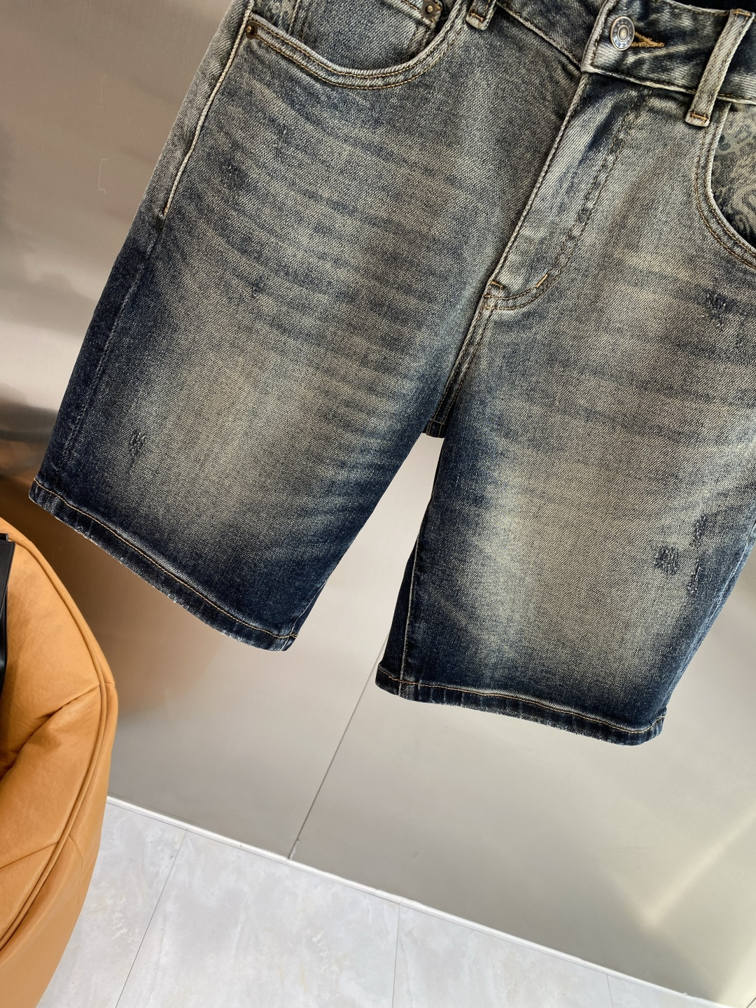《𝙉𝙚𝙬🖤❤️古家》26SS新款 牛仔短裤，高端版本！专柜定制面料 透气舒适度高，细节无可挑剔，品牌元素