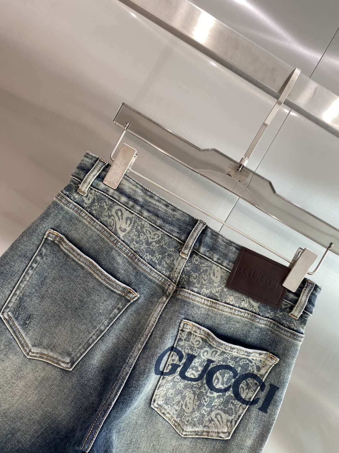 《𝙉𝙚𝙬🖤❤️古家》26SS新款 牛仔短裤，高端版本！专柜定制面料 透气舒适度高，细节无可挑剔，品牌元素