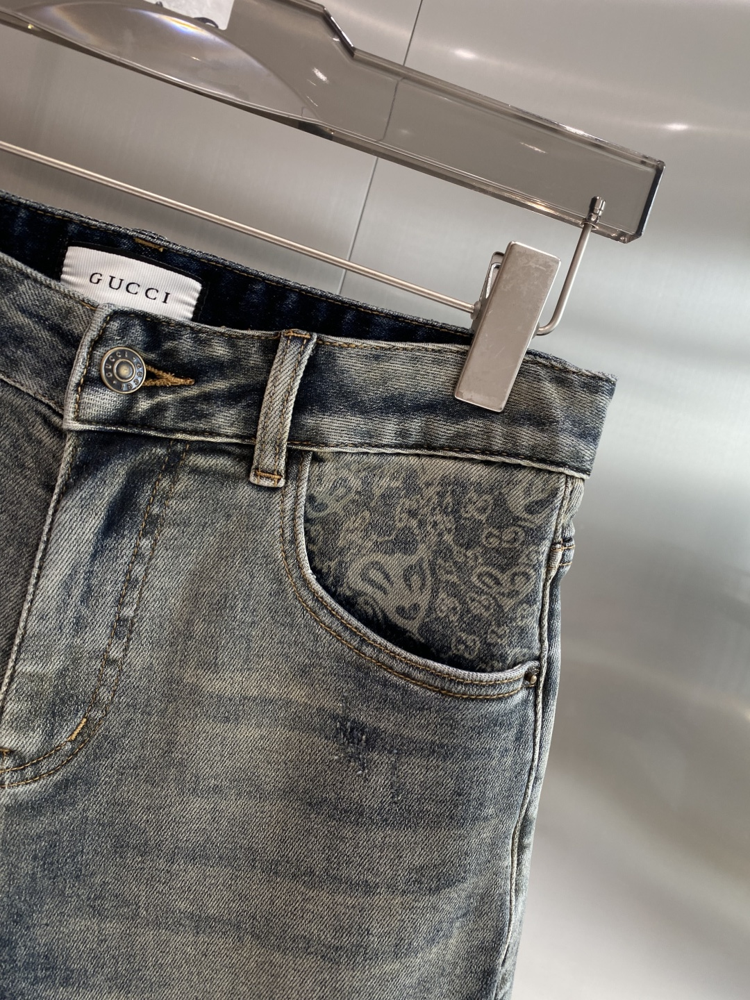 《𝙉𝙚𝙬🖤❤️古家》26SS新款 牛仔短裤，高端版本！专柜定制面料 透气舒适度高，细节无可挑剔，品牌元素