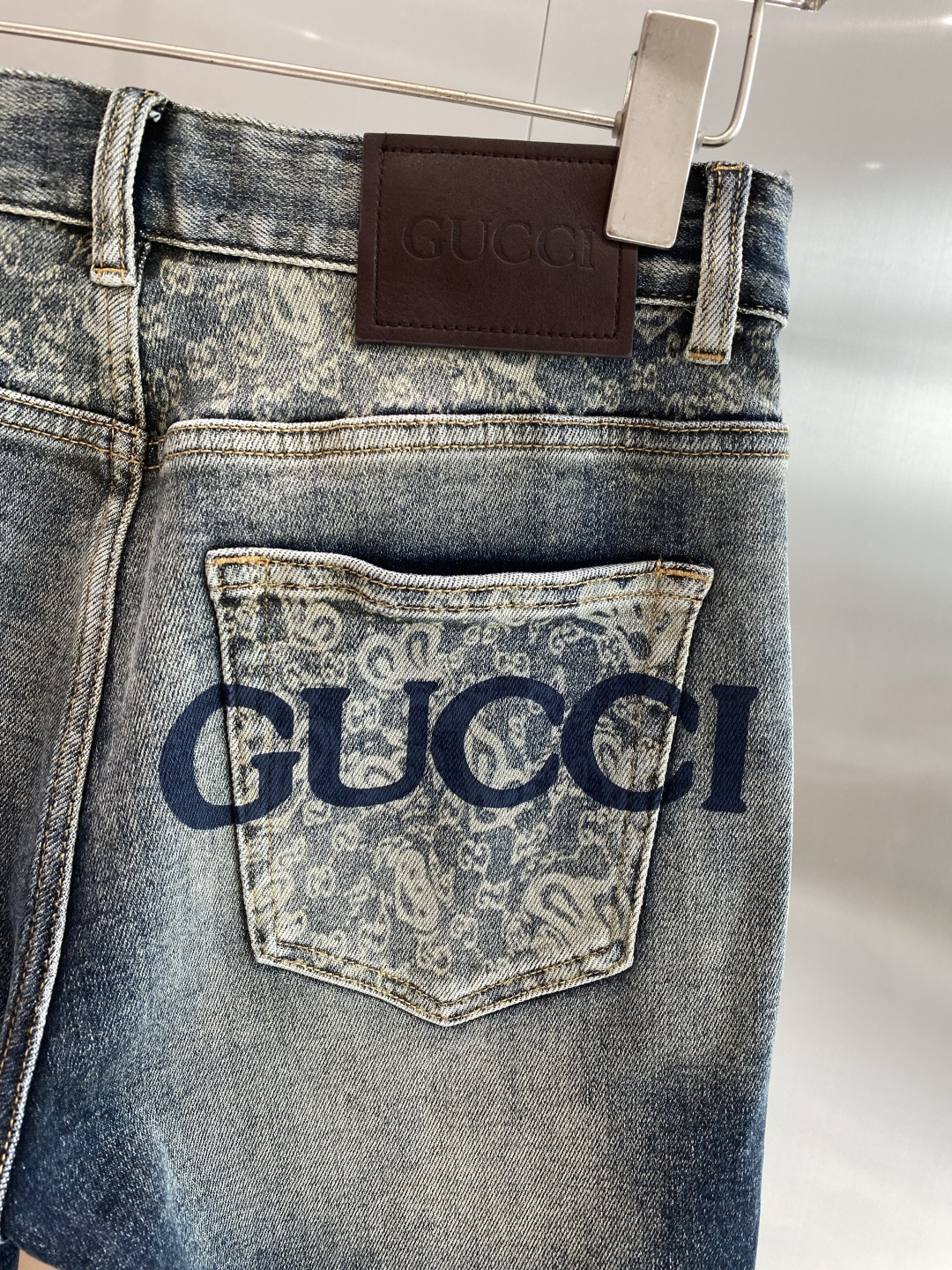 《𝙉𝙚𝙬🖤❤️古家》26SS新款 牛仔短裤，高端版本！专柜定制面料 透气舒适度高，细节无可挑剔，品牌元素