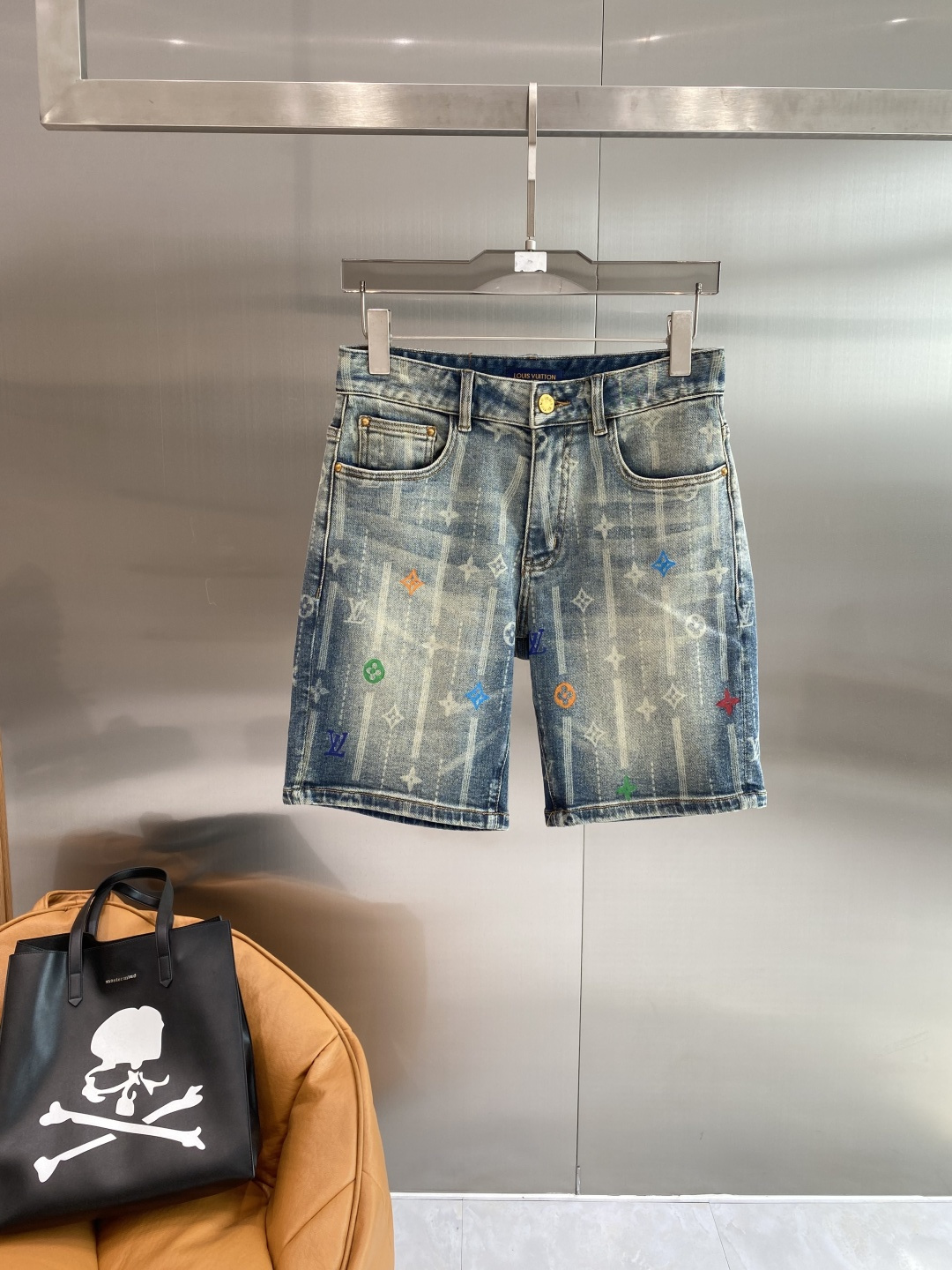 《𝙉𝙚𝙬🖤❤️驴家》26SS新款 牛仔短裤，高端版本！专柜定制面料 透气舒适度高，细节无可挑剔，品牌元素