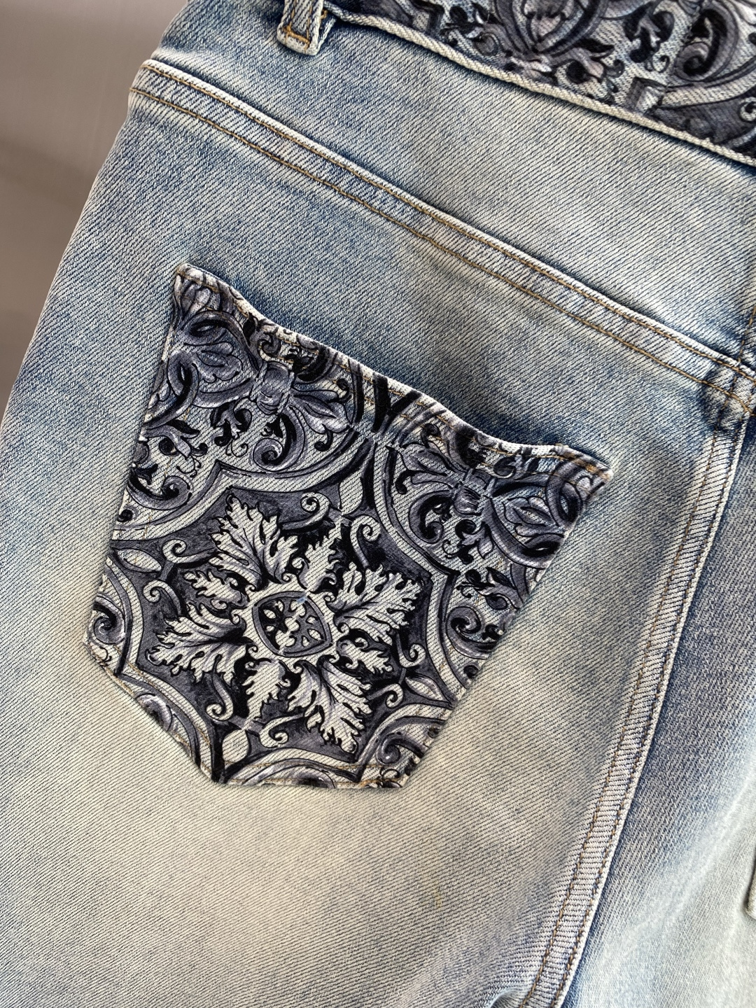 《𝙉𝙚𝙬🖤❤️DG家》26SS新款 牛仔短裤，高端版本！专柜定制面料 透气舒适度高，细节无可挑剔，品牌元