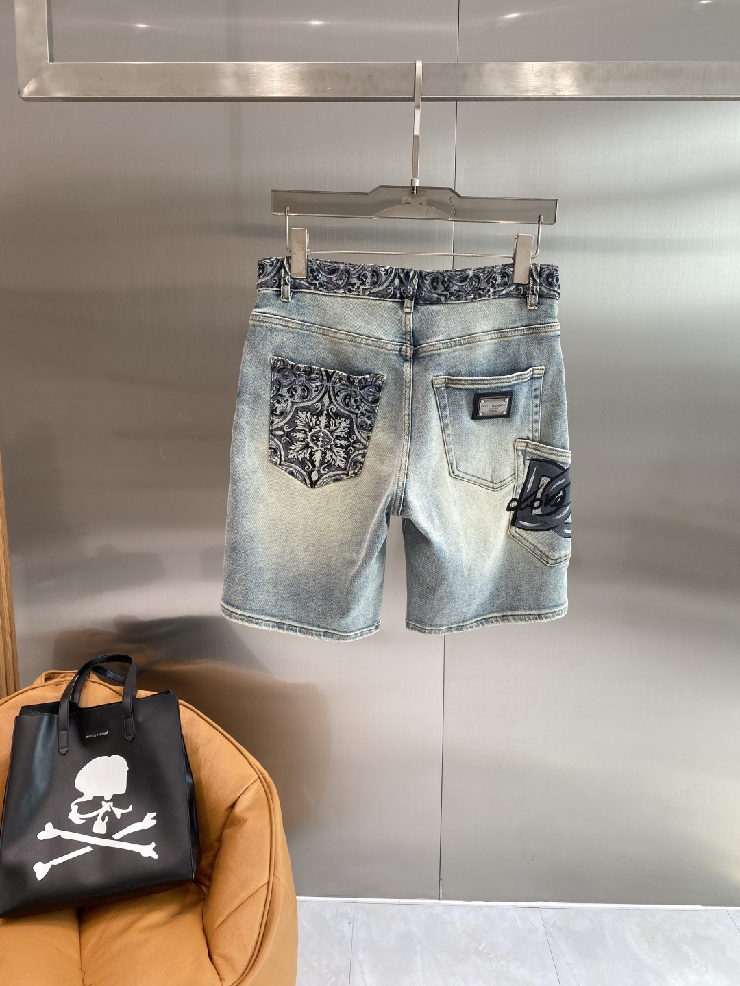 《𝙉𝙚𝙬🖤❤️DG家》26SS新款 牛仔短裤，高端版本！专柜定制面料 透气舒适度高，细节无可挑剔，品牌元