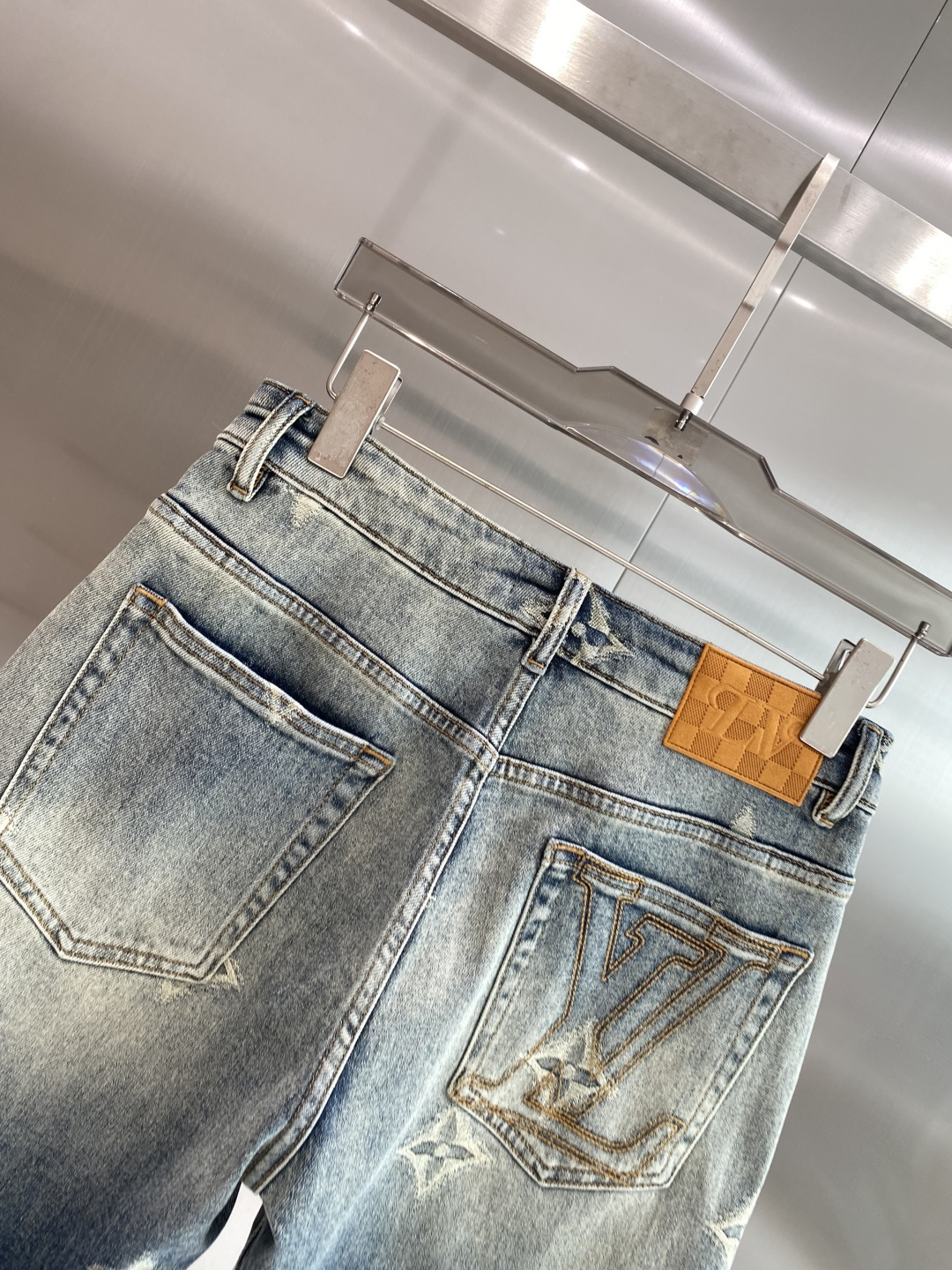 《𝙉𝙚𝙬🖤❤️驴家》26SS新款 牛仔短裤，高端版本！专柜定制面料 透气舒适度高，细节无可挑剔，品牌元素
