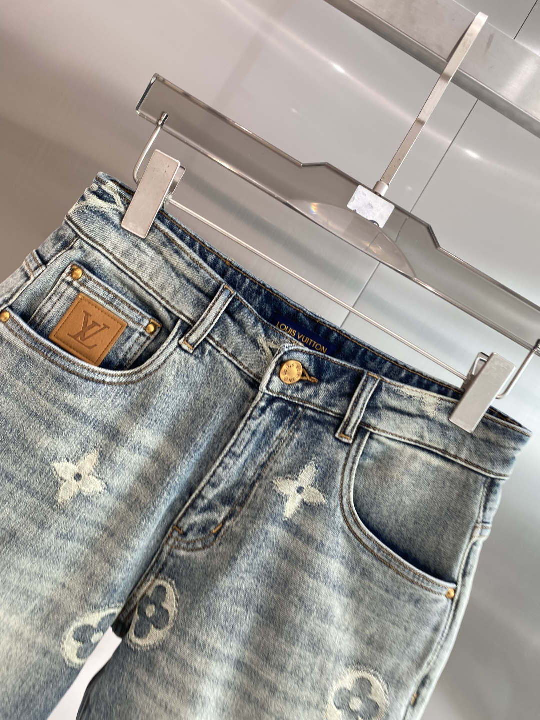 《𝙉𝙚𝙬🖤❤️驴家》26SS新款 牛仔短裤，高端版本！专柜定制面料 透气舒适度高，细节无可挑剔，品牌元素